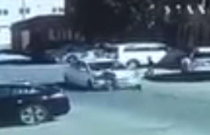 فيديو مرعب.. سائق سيارة يدهس طفلا ويهرب