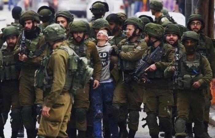 طفل الـ 23 جنديا إسرائيليا طليقاً.. "داسوا علي بأرجلهم"