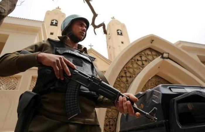 مصر | مصر.. مقتل ضابط وإصابة شرطي بانفجار أمام كنيسة 