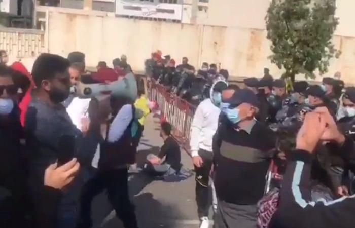 بالفيديو: الاحتجاجات أمام المحكمة العسكرية تتواصل