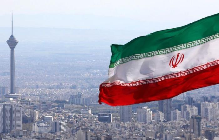 قتيل و30 جريحاً بإصطدام حافلتين في مطار طهران