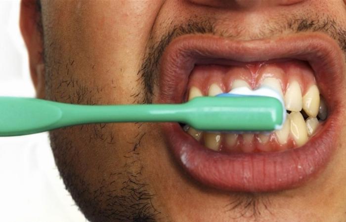 تنظيف الأسنان أثناء الاستحمام... عادة غير مستحبة