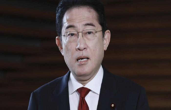 إثر دويّ انفجار… إجلاء رئيس حكومة اليابان أثناء إلقائه خطابًا! (فيديو)