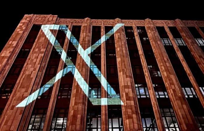 شعار “تويتر” الجديد مُضاءً على مبنى الشركة في كاليفورنيا