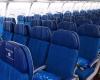 لماذا يُستخدم اللون الأزرق في مقاعد ركاب الطائرات؟