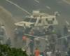 عربة عسكرية تصدم متظاهرين خلال مواجهات في كراكاس