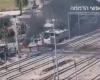 فلسطينيون يهاجمون سكة الحديد في اللد.. والقطارات تتوقف